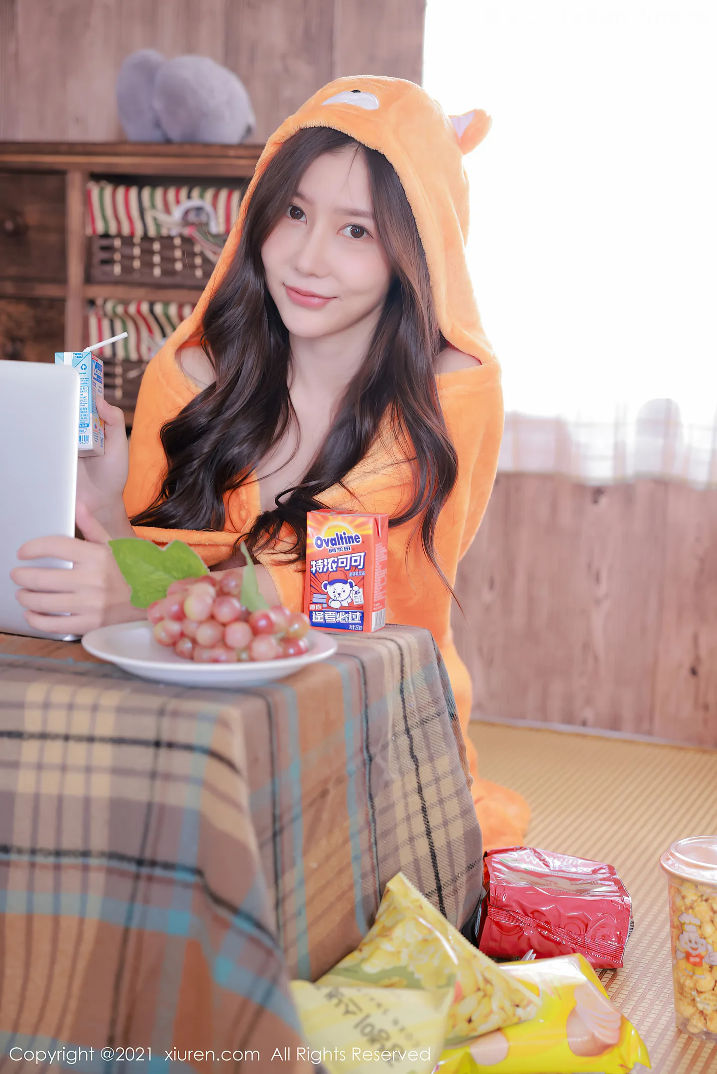 图片[4]-[XiuRen秀人网]VOL.4199 模特尹甜甜私房性感绒毛披风半脱露豪乳薯片遮点撩人诱惑写真49P-秀人网官方网站